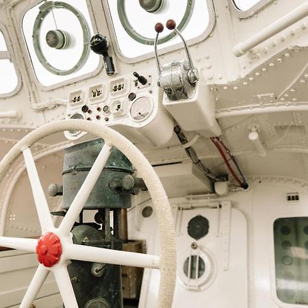 Reddingsboot Harlingen Boat Hotel Bagian luar foto