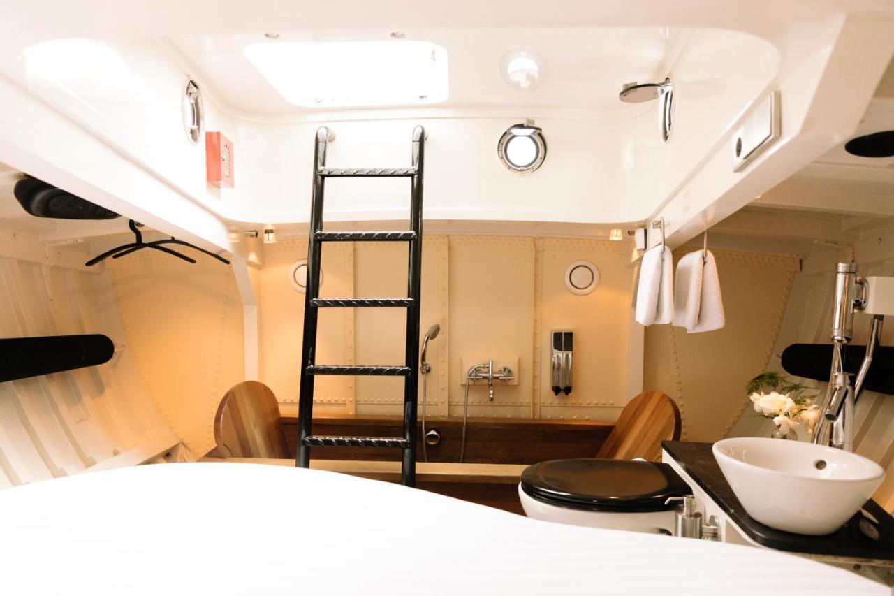 Reddingsboot Harlingen Boat Hotel Bagian luar foto