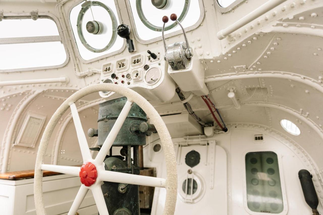 Reddingsboot Harlingen Boat Hotel Bagian luar foto