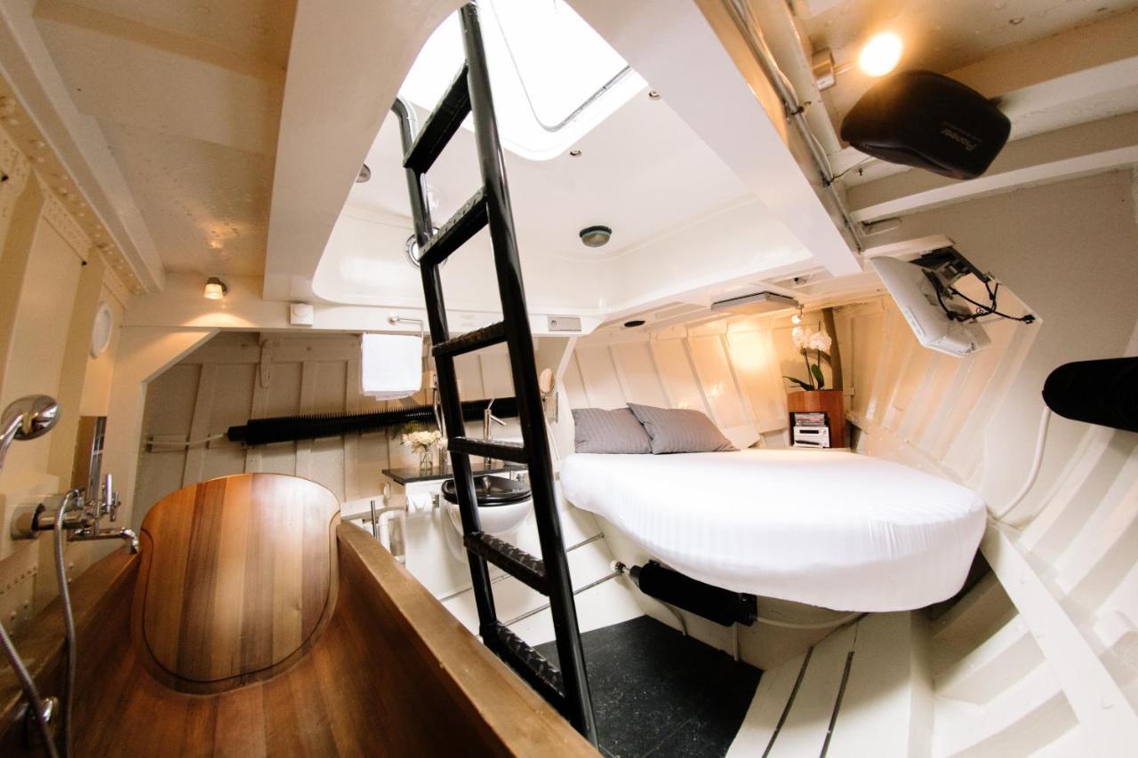Reddingsboot Harlingen Boat Hotel Bagian luar foto