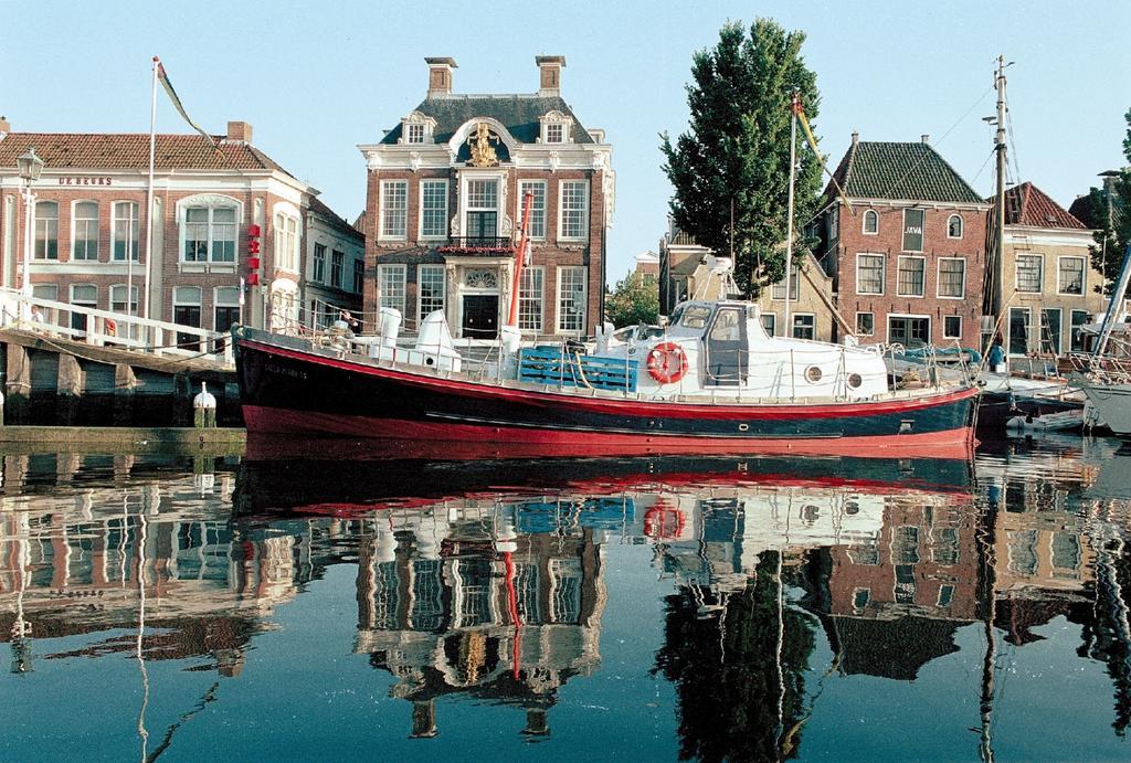 Reddingsboot Harlingen Boat Hotel Bagian luar foto